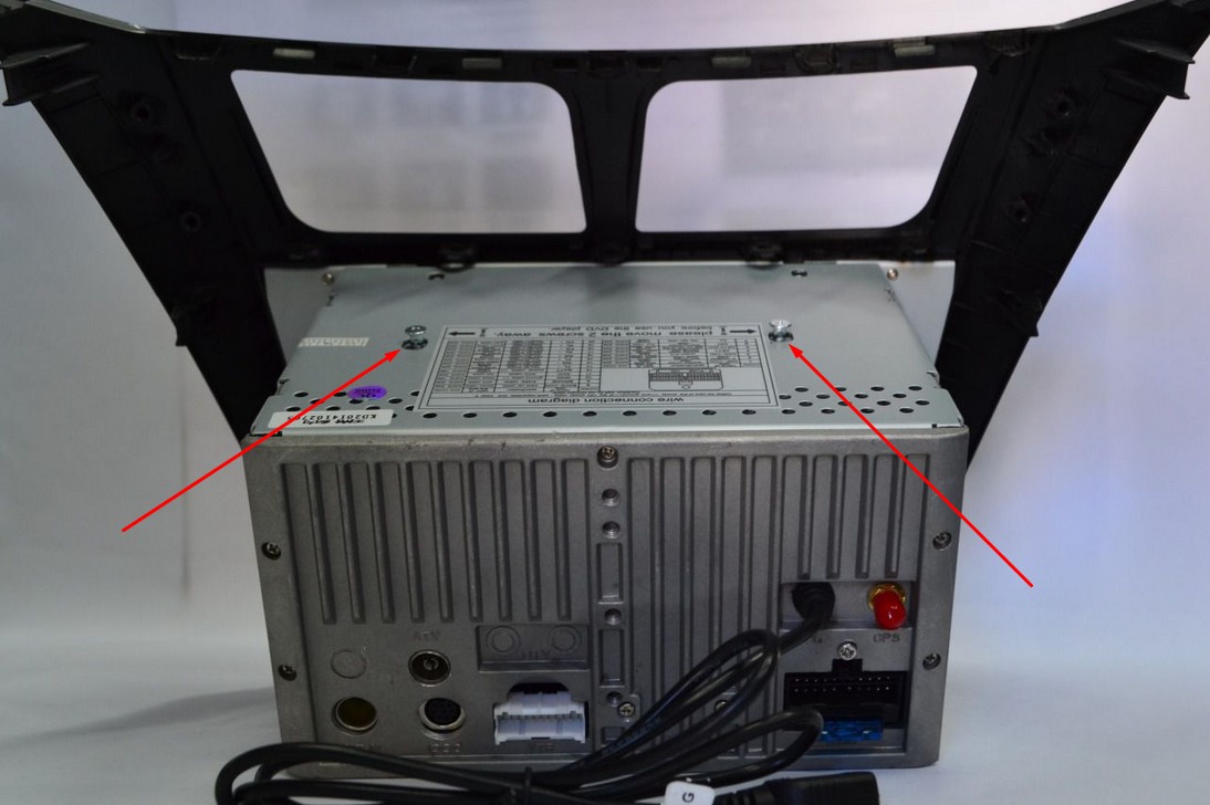 Снимаем транспортировочные болты DVD привода (2 шт.) на верхней крышке магнитолы Солярис